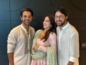 Rajkummar Rao Instagram - Mr and Mrs Mahi और हमारे निर्देशक की तरफ़ से आप सभी को दिवाली की बहुत बहुत शुभकामनाएँ। 
@janhvikapoor @sharanssharma 

Aur doosri picture Monica ke Darlings Mahi ke sath.  @akansharanjankapoor 
#HappyDiwali