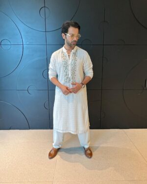 Rajkummar Rao Instagram - Diwali 🪔❤️

Styled by @rahulvijay1988 

1: Designer: @anamikakhanna.in 
2: Designer: @kunalrawalofficial 
3: Designer: @rohitgandhirahulkhanna 
4: Designer: @qbikofficial 
5: Designer: @anamikakhanna.in 
6: Designer: @divyammehta