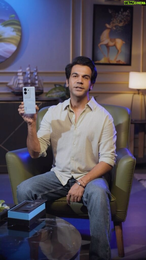 Rajkummar Rao Instagram - Lights, camera.. Portrait?! While I uncovered the vivo V29 series design features, whats equally intriguing is their #MasterTheLight challenge. Will I be able to ace it? Stay tuned for the grand reveal!