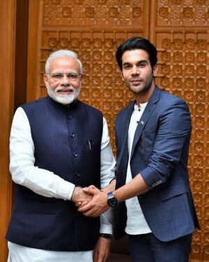 Rajkummar Rao Instagram - आपको जन्मदिन की हार्दिक शुभकामनाएँ प्रिय @narendramodi जी और G20 की अपार सफलता पर ढेरों बधाइयाँ। भगवान आपको लंबी आयु और सारी ख़ुशियाँ प्रदान करें। इसी तरह आप हम सबको प्रेरित करते रहें। जय हिन्द 🇮🇳❤️