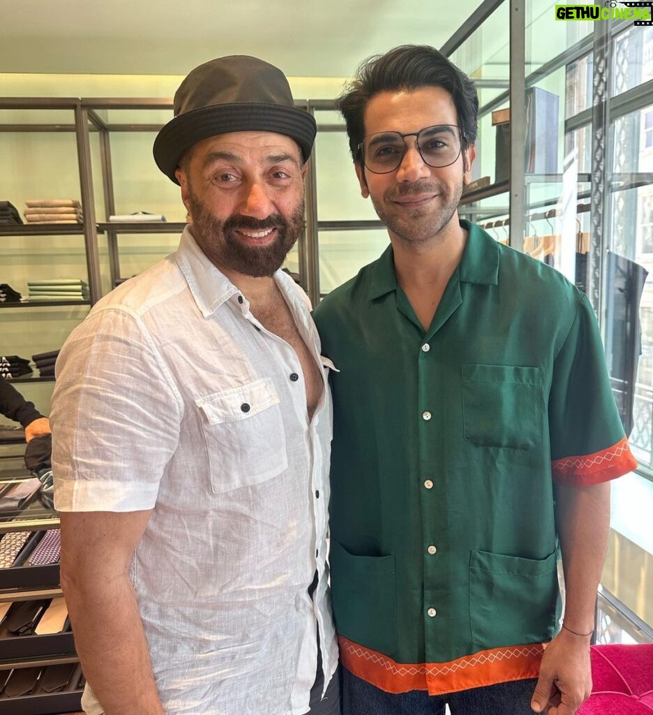 Rajkummar Rao Instagram - With the man of the hour himself @iamsunnydeol sir. So proud of you and your achievements sir. You deserve this and much more. आप आग नहीं क़हर हो। #Gadar2 Tara Singh and Tipu Tiger.