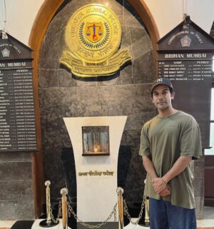 Rajkummar Rao Instagram - It was truly an inspiring and productive meeting today with the Commissioner of Police, Mumbai, Vivek Phansalkar Sir at the iconic Commissioner's office. Thank you so much for such great insights sir. We delved into the pressing issues of cleanliness and citizen awareness, both of which are pivotal for the betterment of our beloved city.

Together, with the Commissioner sir’s and Mumbai Police’s support and the collective effort of all of us, we aspire to make Mumbai cleaner, safer, and more aware. Let's join hands and embark on this journey towards a brighter tomorrow, ensuring that not only we benefit from the actions we take today but also our future generations.
@cpmumbaipolice @mumbaipolice