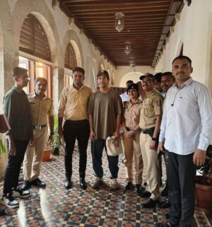 Rajkummar Rao Instagram - It was truly an inspiring and productive meeting today with the Commissioner of Police, Mumbai, Vivek Phansalkar Sir at the iconic Commissioner's office. Thank you so much for such great insights sir. We delved into the pressing issues of cleanliness and citizen awareness, both of which are pivotal for the betterment of our beloved city.

Together, with the Commissioner sir’s and Mumbai Police’s support and the collective effort of all of us, we aspire to make Mumbai cleaner, safer, and more aware. Let's join hands and embark on this journey towards a brighter tomorrow, ensuring that not only we benefit from the actions we take today but also our future generations.
@cpmumbaipolice @mumbaipolice