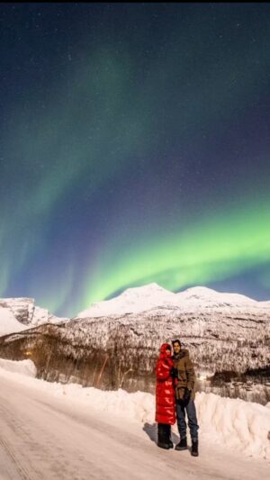Rajkummar Rao Instagram - Happy New Year. From Us to You 🤗❤️ May the Lights be with you ❤️

Thank you @lorenzmira_lapland for being the best guide to show us the Auroras. It wouldn’t have been possible without you. We found a friend in you for life. Anybody who wants to witness these beautiful Northern Lights  @lorenzmira_lapland is the best guy in the business. @arcticroadtrips 
#NorthernLights #LapLand #ArcticCircle