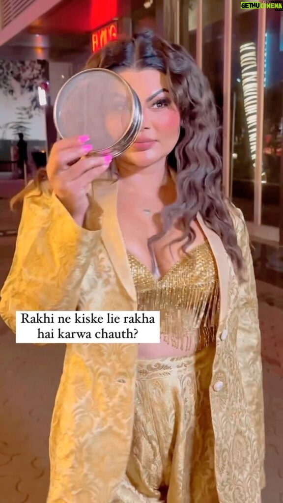 Rakhi Sawant Instagram - Rakhi apna vrat apne andaaz mai kholte hue ✨ #rakhisawant #karvachauth #bollywood #bollywoodstyle #celebrityfashion #celebrityupdates