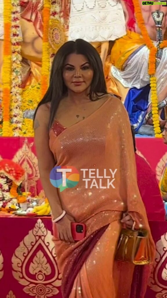 Rakhi Sawant Instagram - Here comes our favourite😍 @rakhisawant2511 joins the Durga Puja festivities in the city🙏🏻 #tellytalkindia #rakhi #rakhisawant #rakhisawant2511 #durgamaa #maadurga #durgapuja #durgapujo #durgapuja