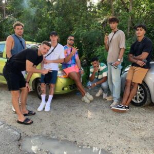 Rami Farran Instagram - *Petit post temporaire*

Bon c’est maintenant officiel , aujourd’hui marque la fin de mon aventure dans la villa. Ça m’a fait bizarre de revoir ces images parce que les émotions ressentis à ce moment là étaient très intenses. Je me sens obligé de dire un petit mot  pour fermer ce chapitre .

Je voulais commencer par vous remercier vous , ceux qui regardent et qui ont suivis nos aventures depuis le début. Merci pour vos messages , votre support , votre bienveillance. Même si je réponds pas à tout , je vois vos commentaires et ça me touche. 
Mes petits cœurs brisés : vous êtes des personnes incroyables, tous et toutes. On se sait , pas besoin d’en dire plus, je vous souhaite à tous le meilleur. Merci à vous pour cette aventure humaine . 

Finalement un grand merci à Lucie pour les conseils et surtout pour m’avoir offert un moment que je n’oublierais jamais. 
Bref , voici une petite compilation de mon aventure. 
Cœur sur vous l’équipe 🫶🏽
