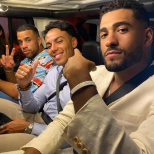 Rami Farran Instagram - *Petit post temporaire*

Bon c’est maintenant officiel , aujourd’hui marque la fin de mon aventure dans la villa. Ça m’a fait bizarre de revoir ces images parce que les émotions ressentis à ce moment là étaient très intenses. Je me sens obligé de dire un petit mot  pour fermer ce chapitre .

Je voulais commencer par vous remercier vous , ceux qui regardent et qui ont suivis nos aventures depuis le début. Merci pour vos messages , votre support , votre bienveillance. Même si je réponds pas à tout , je vois vos commentaires et ça me touche. 
Mes petits cœurs brisés : vous êtes des personnes incroyables, tous et toutes. On se sait , pas besoin d’en dire plus, je vous souhaite à tous le meilleur. Merci à vous pour cette aventure humaine . 

Finalement un grand merci à Lucie pour les conseils et surtout pour m’avoir offert un moment que je n’oublierais jamais. 
Bref , voici une petite compilation de mon aventure. 
Cœur sur vous l’équipe 🫶🏽