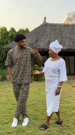 Rami Farran Instagram - Fit check avec la mum à Cotonou 🫶🏽

Quel ensemble vous préférez ? 

#sonandmom
