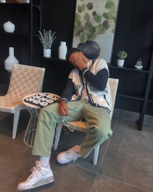 Rami Farran Instagram - En détente 🪴
.
.
.
Styled and inspired by @laouhann