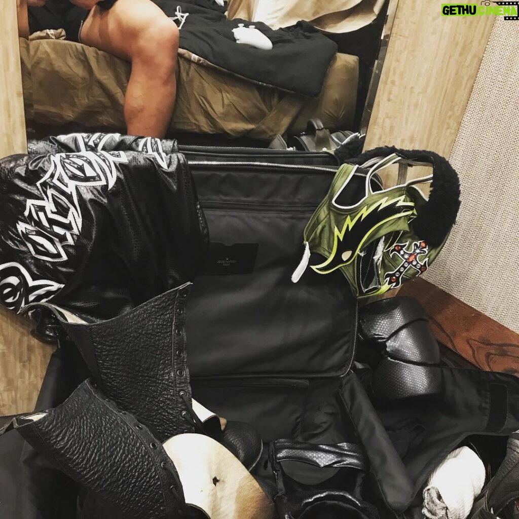 Randy Orton Instagram - Packing for #smackdownlive hmm let’s see I miss anything