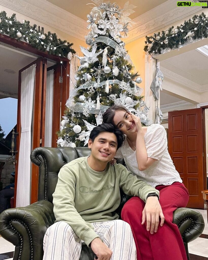 Ranty Maria Instagram - Merry Christmas everyone from us 🎄☃️