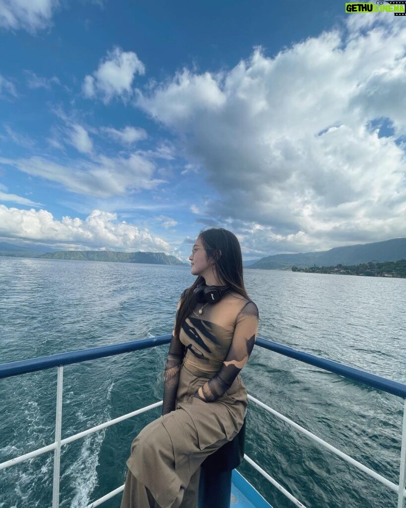 Ranty Maria Instagram - selama penyebrangan dari prapat ke samosir berulang kali ngomong dalam hati “Tuhan, indahnya karyaMu” ✨ Danau Toba