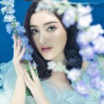 Ranty Maria Instagram - The ICONIC @rantymaria #lensedbyfandyfd @fandy_the @fdphotographybeauty #styledbybellyiverzon @bellyiverzon #makeup @cielmakeupartist #hair @ami1890_hairstylist #flowers @liliane.florist #cape @seyviacharis #nails @azuminails #fdphotographystudio #fdphotography #fdcelebritybeautyportrait #fdphotography2022