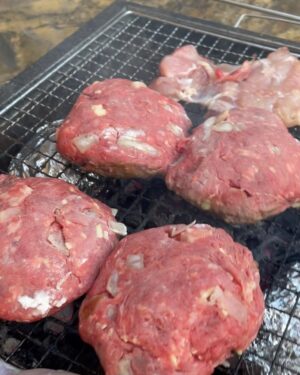 Raphael Sander Instagram - I was born ready for the summer! 
.
.
.
.
#sundayvibes #barbecuelovers #sunnylondon #balconylife #churrascoemcasa #homemadeburger #cookingtime #summertime