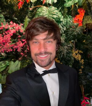 Raphael Sander Instagram - @thecaringfamilyfoundation Annabel’s “Amazon” party yesterday! 
The foundation is raising funds for their charity work in Brazil! 
I’m glad to be part of it! 
.
.
#annabelsamazon #thecaringfamilyfoundation #fundraising #charitywork #brazilianactor #blacktie