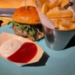 Raphael Sander Instagram - Burguer + beer = Happy person . . #burguerlovers #dayoffvibes #bestburguer #londonuk #londresparabrasileiros #brazilianactor #beerlover West India Quay