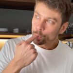 Raphael Sander Instagram - Bolo prestígio (Bolo de chocolate com cobertura de brigadeiro beijinho); Pra fazer a massa: Misture os ingredientes secos primeiro. Depois adicione os molhados e bata bem. Bata a clara do ovo separadamente até ficar em neve e misture com os outros ingredientes. Por último adicione o fermento em pó e mexa levemente com uma colher. Coloque na forma já untada (com manteiga e farinha de trigo) e coloque no forno pré aquecido a 180 graus. Não abra o forno antes dos primeiros 30 minutos. Espere crescer. Quando achar que está pronto, espete com um garfo para verificar se está cozido por dentro. Para a cobertura: Leve o leite condensado ao fogo médio com um pouco de manteiga e adicione o coco ralado. Mexa com uma colher até ganhar consistência. Cubra o bolo já desenformado com a calda. Pra finalizar, adicione o chocolate granulado. Ingredientes da massa: Açúcar Farinha de trigo Fermento em pó Chocolate em pó Manteiga Leite Ovo Ingredientes da cobertura: Leite condensado Coco ralado Chocolate granulado . . #comidacaseira #bolocaseiro #cozinhasimples #atorbrasileiro #saopaulocity #boloprestigio #comersemculpa #pastrychef São Paulo, Brazil