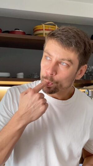 Raphael Sander Instagram - Bolo prestígio (Bolo de chocolate com cobertura de brigadeiro beijinho);

Pra fazer a massa: 
Misture os ingredientes secos primeiro. Depois adicione os molhados e bata bem.
Bata a clara do ovo separadamente até ficar em neve e misture com os outros ingredientes. 
Por último adicione o fermento em pó e mexa levemente com uma colher. 
Coloque na forma já untada (com manteiga e farinha de trigo) e coloque no forno pré aquecido a 180 graus. 
Não abra o forno antes dos primeiros 30 minutos. Espere crescer. Quando achar que está pronto, espete com um garfo para verificar se está cozido por dentro.

Para a cobertura:
Leve o leite condensado ao fogo médio com um pouco de manteiga e adicione o coco ralado. 
Mexa com uma colher até ganhar consistência. 
Cubra o bolo já desenformado com a calda. Pra finalizar, adicione o chocolate granulado. 
 
Ingredientes da massa:
Açúcar 
Farinha de trigo
Fermento em pó 
Chocolate em pó 
Manteiga
Leite
Ovo

Ingredientes da cobertura:
Leite condensado 
Coco ralado 
Chocolate granulado 
.
.
#comidacaseira #bolocaseiro #cozinhasimples #atorbrasileiro #saopaulocity #boloprestigio #comersemculpa #pastrychef