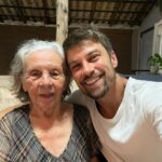 Raphael Sander Instagram - Visitando minha avó Carmen! 92 anos, professora! Criou os 7 filhos e filhas sozinha! Apesar de todas as dificuldades que a vida lhe apresentou, nunca abandonou ninguém, nunca passou a perna em ninguém e deu educação pra todos os filhos, sobrinhos e netos! É um exemplo de força e resiliência na minha família! Vejo muito dela na minha mãe e na minha irmã! . . . #sagradafamilia #forçafeminina #vovolinda #visitandovovó Rio de Janeiro, Rio de Janeiro