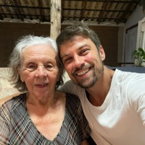 Raphael Sander Instagram - Visitando minha avó Carmen! 92 anos, professora! 

Criou os 7 filhos e filhas sozinha! 

Apesar de todas as dificuldades que a vida lhe apresentou, nunca abandonou ninguém, nunca passou a perna em ninguém e deu educação pra todos os filhos, sobrinhos e netos!

É um exemplo de força e resiliência na minha família! 

Vejo muito dela na minha mãe e na minha irmã! 
.
.
.
#sagradafamilia #forçafeminina #vovolinda #visitandovovó