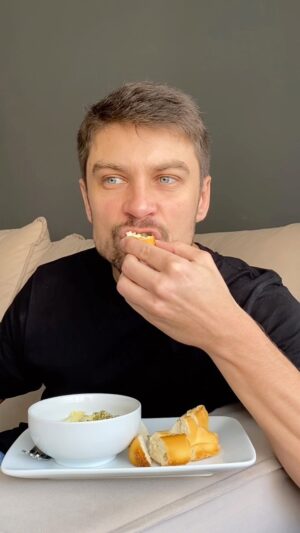 Raphael Sander Instagram - Como fazer um café da manhã gostoso com aquele pão velho! Pega a dica! 👨‍🍳
.
.
.
#cozinhasaudavel #comidafit #healthylifestyle #atorbrasileiro #vidareal #vidasaudavel