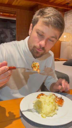 Raphael Sander Instagram - #tbt dessa receita de salmão selado com purê de batata que fiz outro dia! 
Super fácil e rápido! 👨‍🍳
.
.
#vidasaudavel #healthylifestyle #comidadeverdade #healthyfood #atorbrasileiro #receitasfaceis