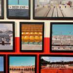 Raphael Sander Instagram - Explorando uma exposição que me fez sentir como se estivesse dentro de um filme de Wes Anderson. Se você também aprecia a magia da simetria e paletas de cores encantadoras, pesquise AccidentalWesAnderson e confira todo esse trabalho. . . . #wesanderson #accidentallywesanderson #art #exposition London, United Kingdom