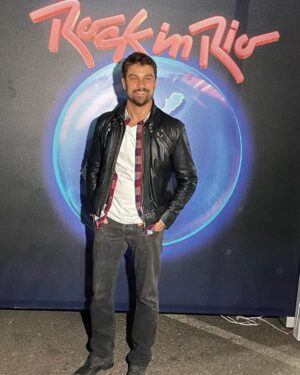 Raphael Sander Instagram - Sextou? Rock in Rio 2022! Que honra! Hoje tem show do Green Day! Quem aí também curte? 
@vwbrasil @cseventos @sampaio_carol @micheldiamant 
.
.
.
#euvoudevolks #rockinrio2022 #cseventos #greenday #atorbrasileiro #vwbrasil