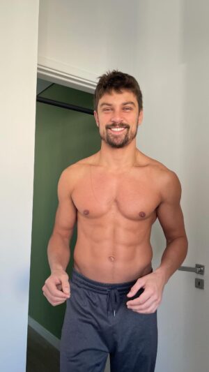 Raphael Sander Instagram - Rotina pra sair de casa de manhã! 
.
.
#everydaylife #rotinadiaria #vidadeator #saopaulocity #sundayvibes #domingorelax