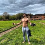 Raphael Sander Instagram - Lifting my soul here with the foot on the grass! I’ve missed holidays like this! . . #surreyhills #unitedkingdomtravel #brazilianactor #bankholidayweekend #atorbrasileiro #londresparabrasileiros Surrey Hills