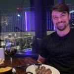 Raphael Sander Instagram - Monday night dinner! What a treat! Wonderful food and service! 🥂🫶🏼 . @eatstk @ctalentmanagement . . #eatstk #eatstklondon #stakehouse #ctalentmanagement #stratfordlondon #londonlife #brazilianactor #londresparabrasileiros #atorbrasileiro STK Rooftop - Stratford