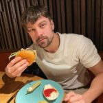Raphael Sander Instagram - Burguer + beer = Happy person . . #burguerlovers #dayoffvibes #bestburguer #londonuk #londresparabrasileiros #brazilianactor #beerlover West India Quay