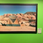 Raphael Sander Instagram - Explorando uma exposição que me fez sentir como se estivesse dentro de um filme de Wes Anderson. Se você também aprecia a magia da simetria e paletas de cores encantadoras, pesquise AccidentalWesAnderson e confira todo esse trabalho. . . . #wesanderson #accidentallywesanderson #art #exposition London, United Kingdom