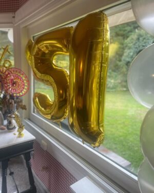 Raquel Sánchez Silva Instagram - 51 años. Y sí, se han pasado volando. Estoy sentada en el mismo lugar en el que soplé las velas el pasado invierno y lo único que me importa es que todas las personas a las que quiero están bien. Seguimos con nuestros altos y nuestros bajos, viviendo, disfrutando y enfrentando lo que viene. 
Lo cierto es que ha sido un cumple singular por el retorno de unas largas vacaciones. Me he desvelado a las tres de la madrugada por el jet lag y he estado unas horas celebrando en silencio a los que amo. Hoy he valorado más que nunca que un año después de mi 50 cumpleaños seguimos juntos. Es lo único que me importa realmente ahora mismo.
No he superado el jet lag pero 
he caído dormida  al fin y me he levantado casi al mediodía. Me esperaba un comedor precioso lleno de globos, ramos de flores y decenas de mensajes, un desayuno tardío, una tarta y canciones. Me he sentido muy afortunada y querida y avanzo en esta década definitoria con el hambre de quien la siente como una oportunidad para crecer. Los 50s son maravillosos porque aportan claridad, una claridad impensable en otros momentos de la vida. Claridad sobre quién y qué importa, un amor más inconmensurable y asentado y una extraña seguridad en flashes que espero se establezca.Menos dudas, más trabajo, y miedos distintos. Os agradezco ,a todos los que me seguís, el amor y el apoyo que me aportáis de una forma tan generosa. Os quiero mucho. Otro año juntos, os deseo lo mejor. Y sí, Cumpleaños muy, muy feliz. ¡Bienvenidos 51!!!