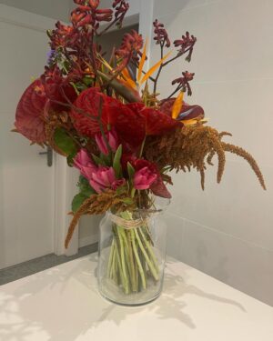 Raquel Sánchez Silva Instagram - 51 años. Y sí, se han pasado volando. Estoy sentada en el mismo lugar en el que soplé las velas el pasado invierno y lo único que me importa es que todas las personas a las que quiero están bien. Seguimos con nuestros altos y nuestros bajos, viviendo, disfrutando y enfrentando lo que viene. 
Lo cierto es que ha sido un cumple singular por el retorno de unas largas vacaciones. Me he desvelado a las tres de la madrugada por el jet lag y he estado unas horas celebrando en silencio a los que amo. Hoy he valorado más que nunca que un año después de mi 50 cumpleaños seguimos juntos. Es lo único que me importa realmente ahora mismo.
No he superado el jet lag pero 
he caído dormida  al fin y me he levantado casi al mediodía. Me esperaba un comedor precioso lleno de globos, ramos de flores y decenas de mensajes, un desayuno tardío, una tarta y canciones. Me he sentido muy afortunada y querida y avanzo en esta década definitoria con el hambre de quien la siente como una oportunidad para crecer. Los 50s son maravillosos porque aportan claridad, una claridad impensable en otros momentos de la vida. Claridad sobre quién y qué importa, un amor más inconmensurable y asentado y una extraña seguridad en flashes que espero se establezca.Menos dudas, más trabajo, y miedos distintos. Os agradezco ,a todos los que me seguís, el amor y el apoyo que me aportáis de una forma tan generosa. Os quiero mucho. Otro año juntos, os deseo lo mejor. Y sí, Cumpleaños muy, muy feliz. ¡Bienvenidos 51!!!