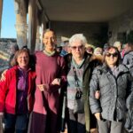 Raquel Sánchez Silva Instagram – Parador de Jarandilla De la Vera. Balcón. 10:00. El patio abarrotado de caminantes. La Mancomunidad De la Vera me otorga el Premio La Vera Retiro Imperial cuando, inesperadamente…
La emoción me puede  al agradecer a mis paisanos el Premio. De repente, al mencionar que la fecha coincidía con el aniversario de la muerte de mi padre ( un amante de su tierra que dedicó gran parte de su vida a Extremadura) me he desmadejado como un ovillo que corriese cuesta abajo. Treinta años después de verme en mil situaciones ante el público, hoy me temblaban las piernas, los brazos, la voz y el corazón. Me ha podido ver a mi familia cerca y a todos esos caminantes que me aplaudían y sonreían antes de emprender la ruta que luego hemos hecho juntos. 

Me gusta pensar que somos un trajecito precioso con costuras que, ante determinados movimientos extremos, se abren y dejan ver la piel. A mí me ha pasado eso hoy. Se me ha abierto esa costura que no cerrará del todo jamás. Me siento afortunada por ello. Por amar así. 

Gracias a la Mancomunidad De la Vera por el reconocimiento. Honrada y tremendamente agradecida.