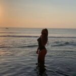 Rarriwuy Hick Instagram - Sunset swim #mushroombeachbar Mushroom Beach Bungalows - Nusa Lembongan
