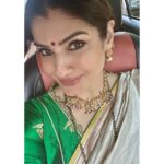 Raveena Tandon Instagram - From Kedarnath to Rameswaram.. our quest to complete the 12 Holy Jyotirlings is on ….thank you Shiva for everything… Har Har Mahadev , Jai Bholenath Shiv Shambhu… 🙏🏻🕉️🙏🏻 . At the tip of land where the Ram Setu starts , Jai Shri Ram ….🙏🏻 #Ramsetu #Rameswaram #dhanuskodi #floating stones Rameshwaram Temple & Beach