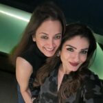 Raveena Tandon Instagram - A fun evening ! #friendslikefamily . A beautiful home, filled with warmth,love,laughter and old friendships…thank you for the lovely evening @gayatrioberoi ♥️😘 #vicky