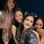Raveena Tandon Instagram - A fun evening ! #friendslikefamily . A beautiful home, filled with warmth,love,laughter and old friendships…thank you for the lovely evening @gayatrioberoi ♥️😘 #vicky