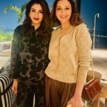 Raveena Tandon Instagram - A fun evening ! #friendslikefamily . A beautiful home, filled with warmth,love,laughter and old friendships…thank you for the lovely evening @gayatrioberoi ♥️😘 #vicky