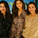 Raveena Tandon Instagram - A fun evening ! #friendslikefamily . A beautiful home, filled with warmth,love,laughter and old friendships…thank you for the lovely evening @gayatrioberoi ♥️😘 #vicky