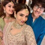 Raveena Tandon Instagram - Wedding Hues… but not without my iced coffee…and kids .. in that order😜♥️🎊🥂🎂 #thaitheknot #family sahanakrishna #bangkokblues #thailand @anantarariverside @gopalkadkade @shradhabamb