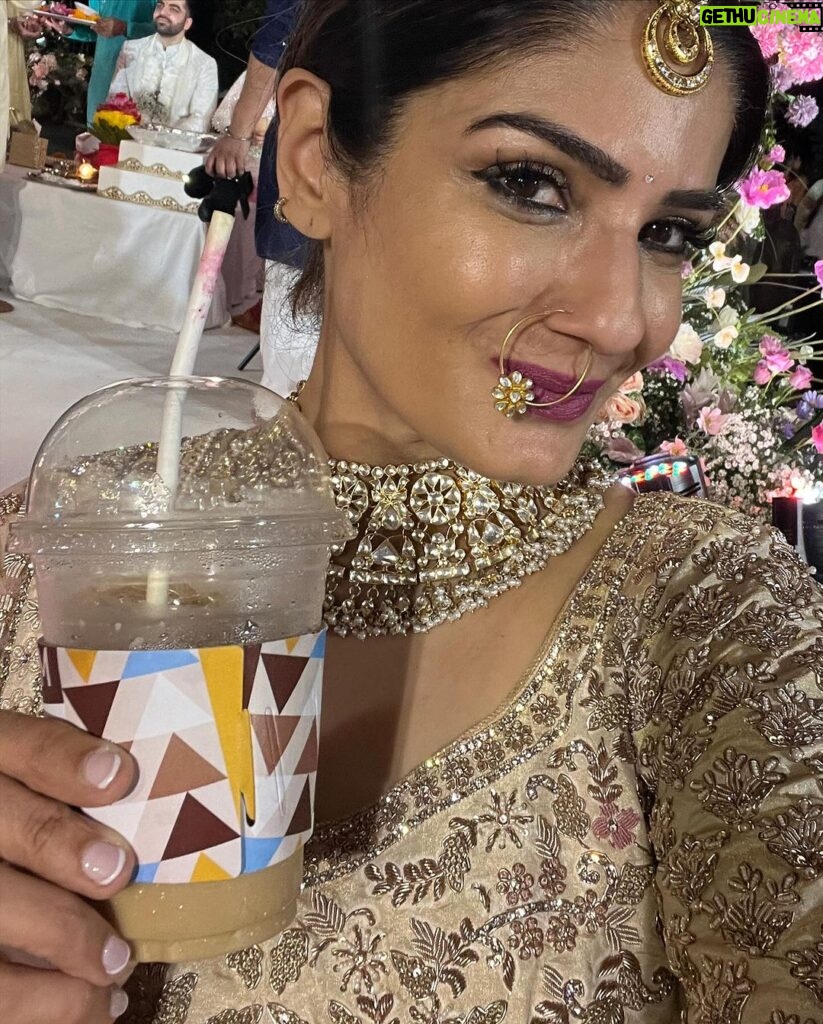Raveena Tandon Instagram - Wedding Hues… but not without my iced coffee…and kids .. in that order😜♥️🎊🥂🎂 #thaitheknot #family sahanakrishna #bangkokblues #thailand @anantarariverside @gopalkadkade @shradhabamb