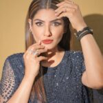 Raveena Tandon Instagram - Just saucy … 😁 Poore villaaaannnn….. OOTD- @rohitgandhirahulkhanna Jewels: @gehnajewellers1 @anmoljewellers @h.ajoomal @papillonpublicrelations @the_jewel_gallery Styled- @poojagulabani Glam- @sshurakhan 📸- @deepak_das_photography Mumbai, Maharashtra