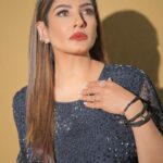 Raveena Tandon Instagram - Just saucy … 😁 Poore villaaaannnn….. OOTD- @rohitgandhirahulkhanna Jewels: @gehnajewellers1 @anmoljewellers @h.ajoomal @papillonpublicrelations @the_jewel_gallery Styled- @poojagulabani Glam- @sshurakhan 📸- @deepak_das_photography Mumbai, Maharashtra