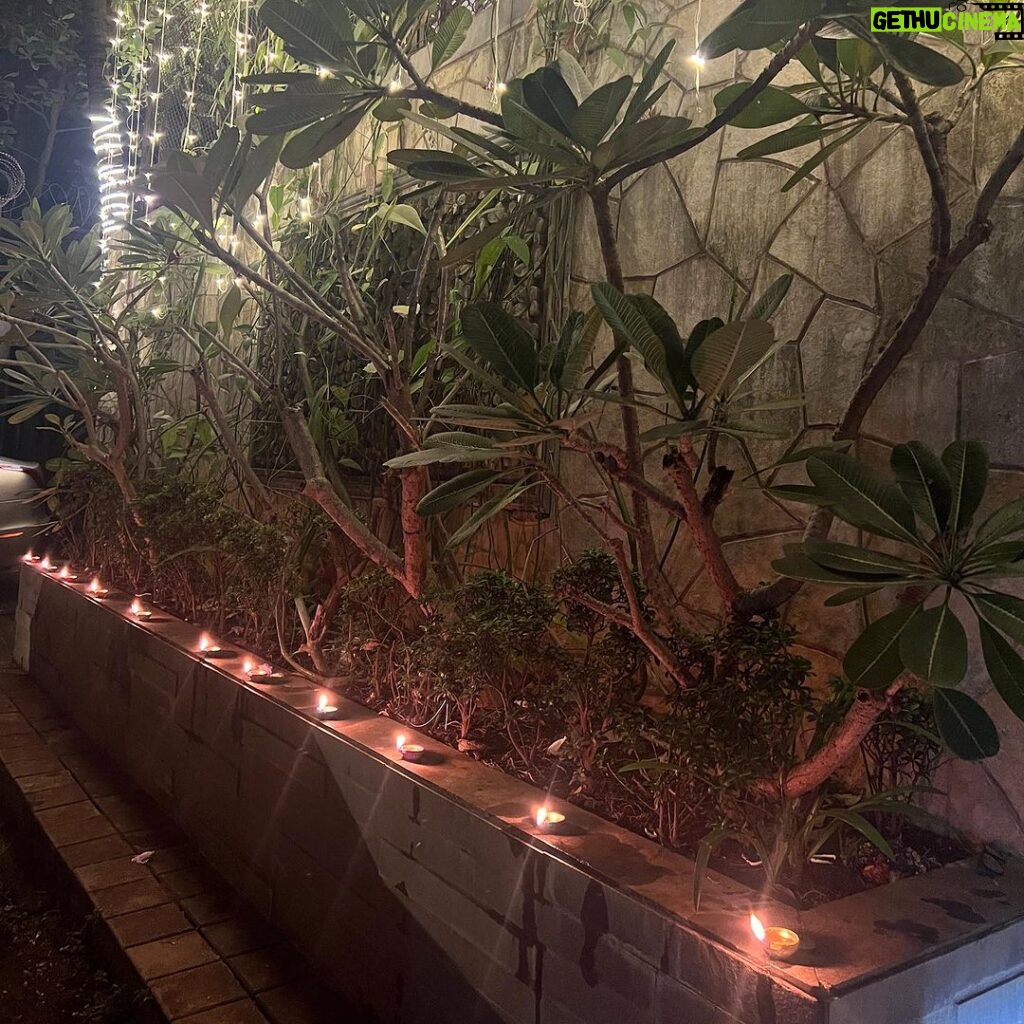 Raveena Tandon Instagram - And the celebrations continue…. A walk with Mahadev, my friendly neighbour #mrs.anwar , my two princesses , Deepavali (Deepa,(lamps) and valli( in a row ) and the party with friends like family. #diwalidump