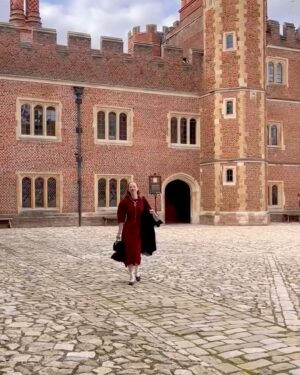 Rebecca Flint Instagram - if you can’t wear a cape in hampton court palace i’m not sure where you can 🌹?

I have always wanted to see this incredible tudor palace for myself and I was so excited to have the chance!

they had live cooking demonstrations inside the original kitchens, and we saw so many amazing tapestries and paintings… incredible day to visit!

the puff headband trend always reminds me of the French Hood so I had to wear this army green one, along with this spectacular velvet and silk cape picked up from @classiccarbootsale in the spring! My dress is vintage from Japan, and my bag is @aspinaloflondon. The shoes are @empressaustralia 🔍

Not forgetting my B necklace as an homage to Anne 🅱️❤️