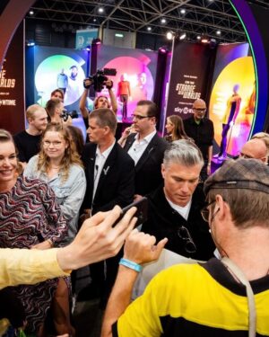 Rebecca Romijn Instagram - Leef lang en bloei 🖖 @DutchComicCon with @AnsonMount in support of #StarTrek #StrangeNewWorlds S2 now streaming on @SkyShowtimeNL - In last pic you can see Illyrian heritage all over my face #heroesdutchcomiccon #comiccon ❤️ Dress: @missoni
@filippograzioli
@altamodacomm
Earrings: @alexisbittar
Shoes: @ricagno_
@posh_management_la